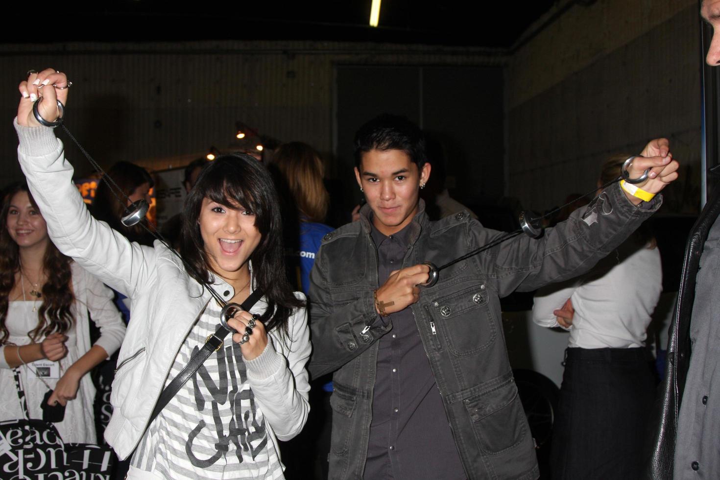 los angeles, 20 de noviembre - fivel y booboo stewart en la suite de regalos de celebridades conectados celebrando los premios de música americana 2010 en los estudios ben kitay el 20 de noviembre de 2010 en los angeles, ca foto