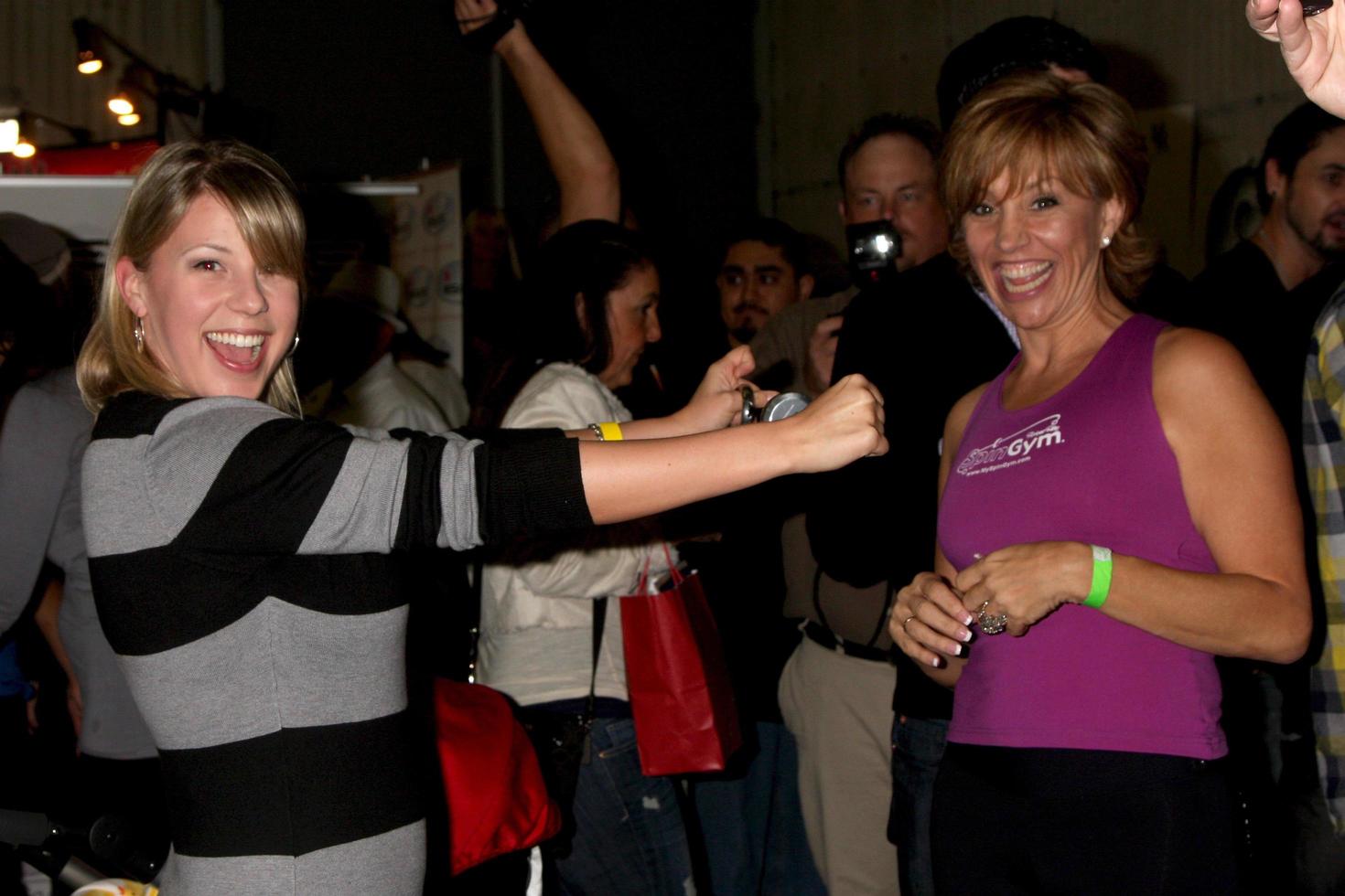 los angeles, 20 de noviembre - jodie sweetin, forbes riley en la suite de regalos de celebridades conectados celebrando los premios de música americana 2010 en los estudios ben kitay el 20 de noviembre de 2010 en los angeles, ca foto