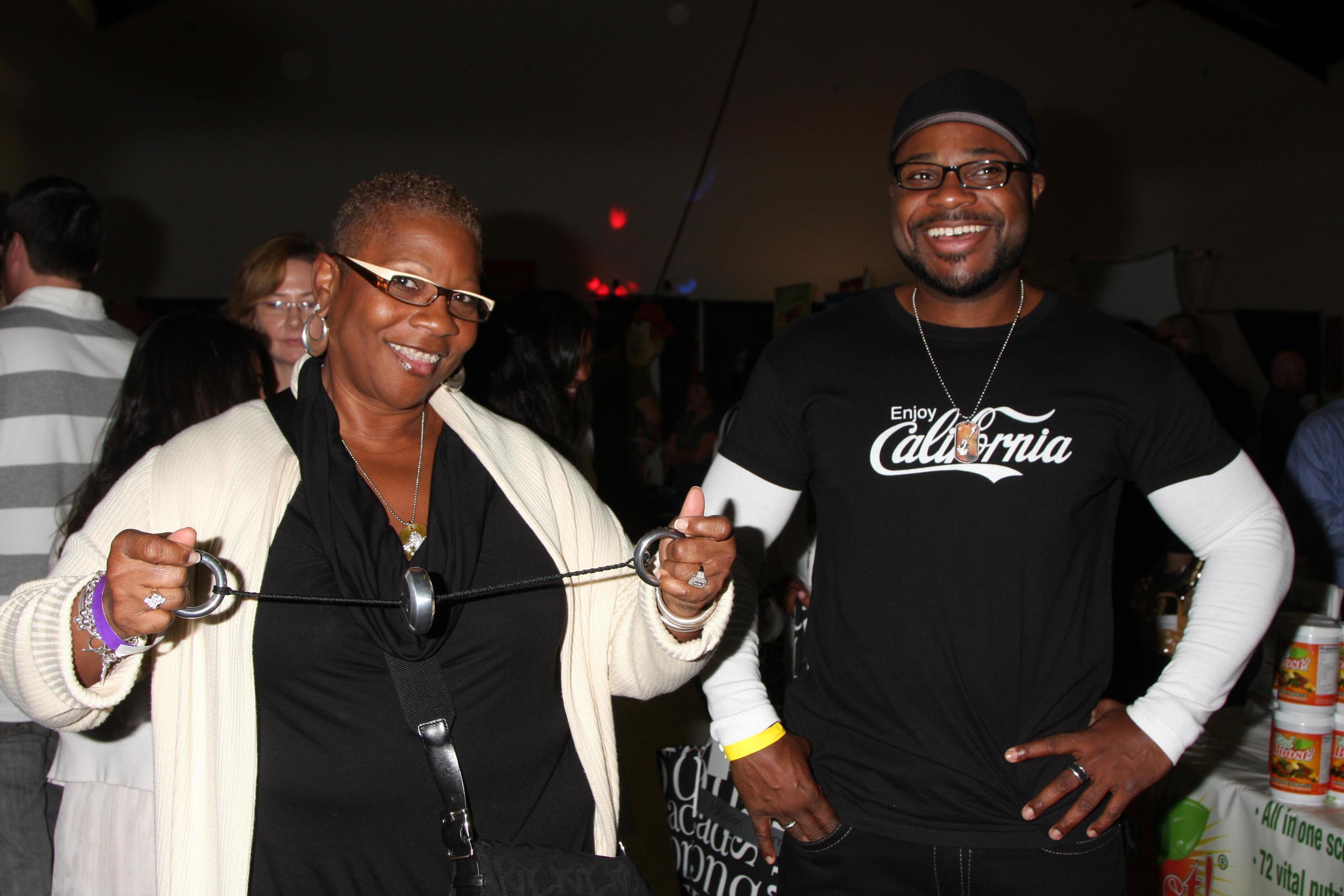 LOS ANGELES, NOV 20 - Malcolm-Jamal Warner,Mom at the Connected s