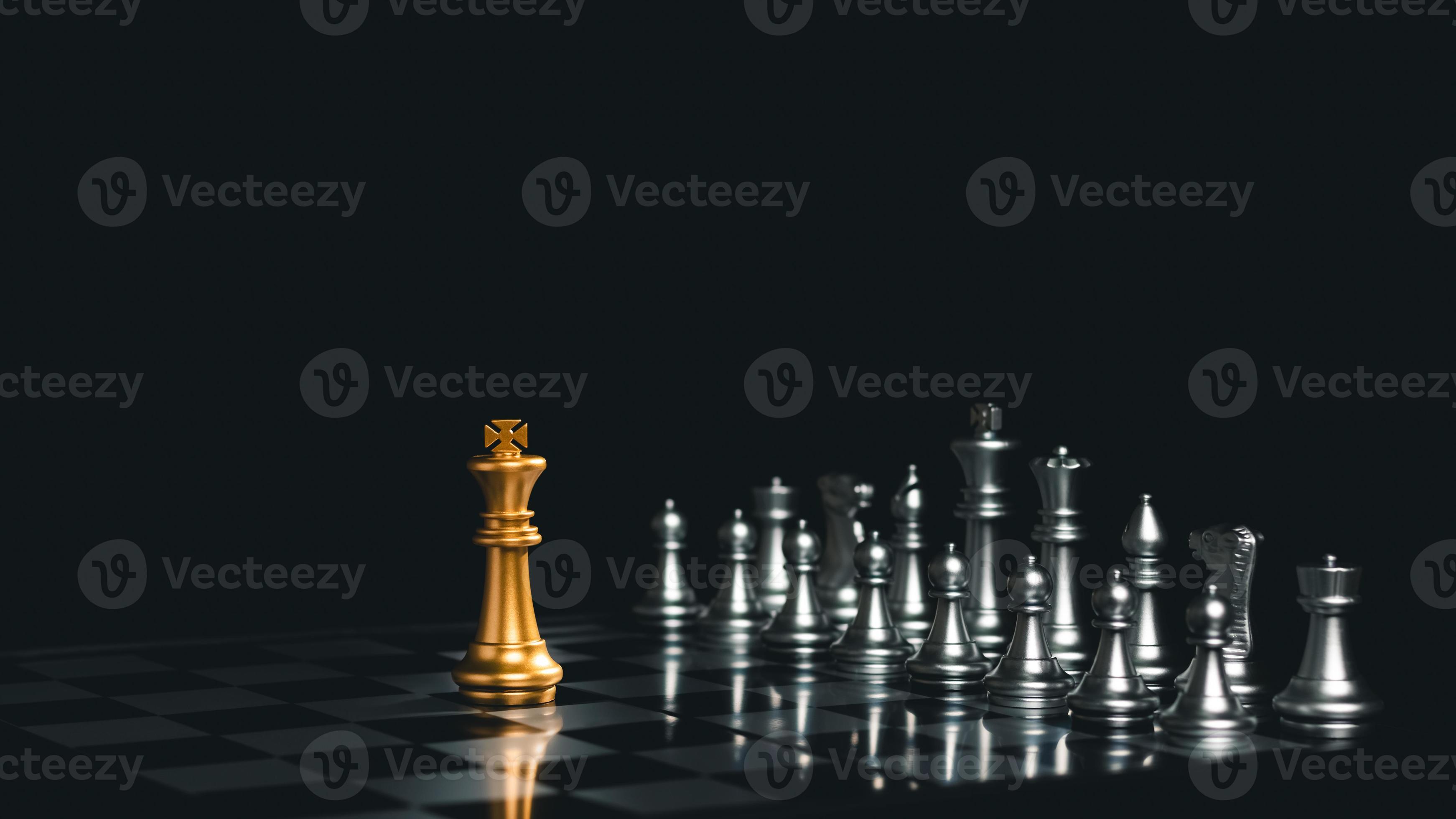 Closeup king chess stand em queda de conceitos de xadrez de desafio de  competição da equipe de negócios líder ou voluntário de trabalho em equipe  ou plano estratégico de vitória e liderança