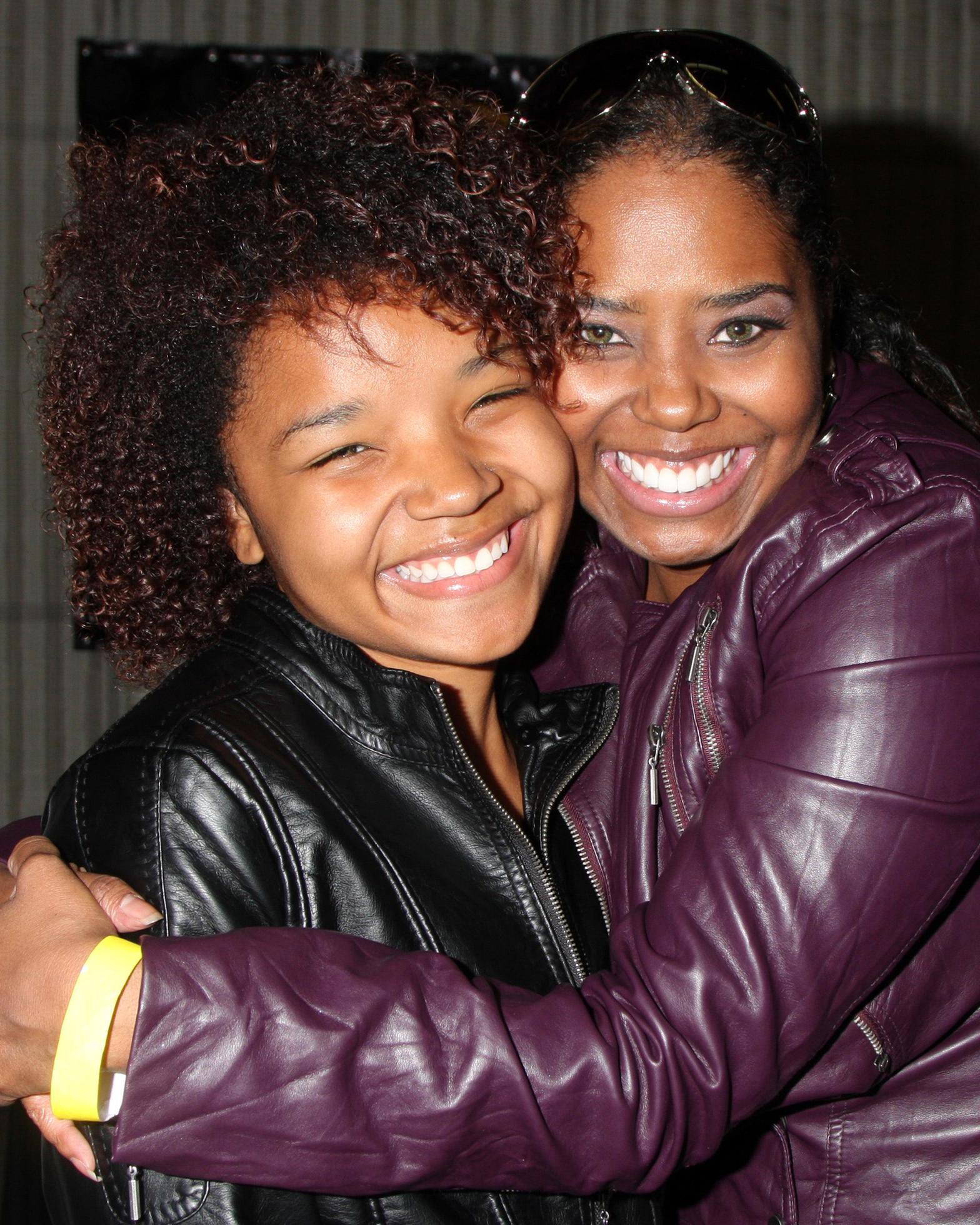 LOS ANGELES, NOV 20 - Shar Jackson and Daughter Cassie at the Connected