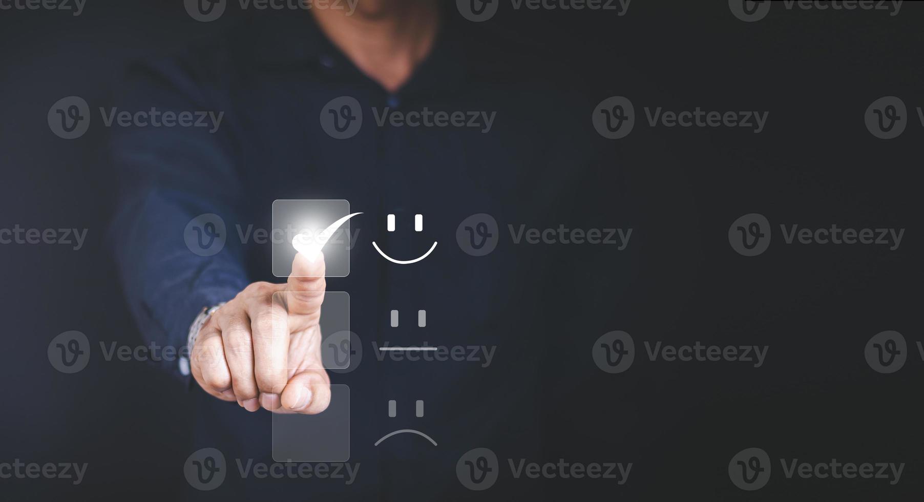 el hombre de negocios está tocando la pantalla virtual en el icono de la carita sonriente feliz para satisfacer el servicio. calificación muy impresionado. servicio al cliente y concepto de satisfacción foto