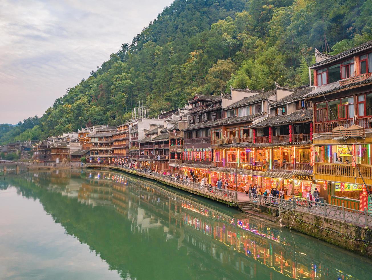 vista del paisaje de la ciudad vieja de fenghuang. la ciudad antigua de phoenix o el condado de fenghuang es un condado de la provincia de hunan, china foto