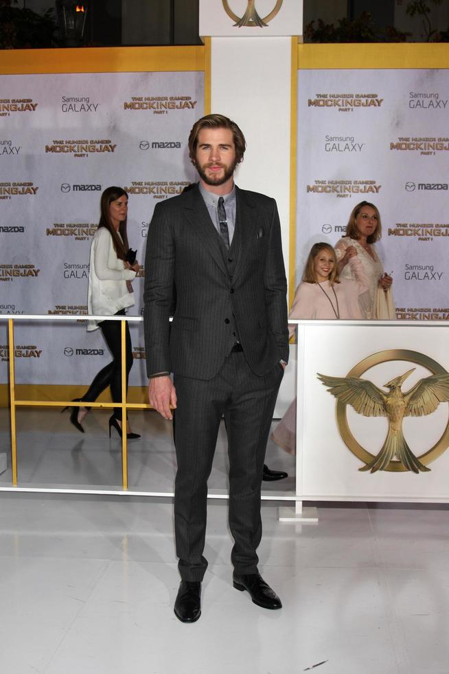 los angeles, 17 de noviembre - liam hemsworth en el estreno de los juegos del hambre - sinsajo parte 1 en el teatro nokia el 17 de noviembre de 2014 en los angeles, ca foto