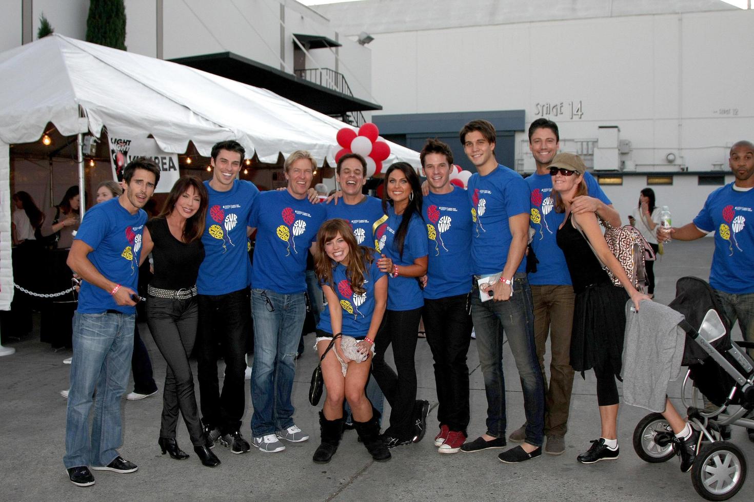 los angeles, oct 1 - beemer, tylo, gregory, wagner, burnett, leblanc, bjorlin, hapka, deidrick, scott, stafford llegando a la luz the night hollywood walk 2011 at the sunset gower studios el 1 de octubre de 2011 en los angeles, California foto