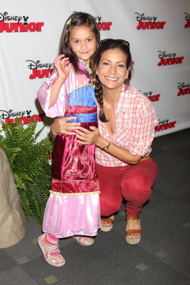 los angeles, 18 de octubre - luna katich, constance marie at the jake and the never land pirates - estreno de la fiesta de disfraces de la batalla por el libro en los estudios de walt disney el 18 de octubre de 2014 en burbank, ca foto