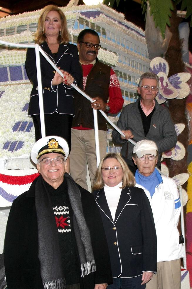 los angeles, 30 de diciembre - top lr jill whelan, ted lange, fred grandy bottom lr gavin macleod, lauren tewes, bernie kopell at the original love boat cast decora princess cruises rose parade float en un pabellón de rosemont el 30 de diciembre de 2014 en pasadena, California foto