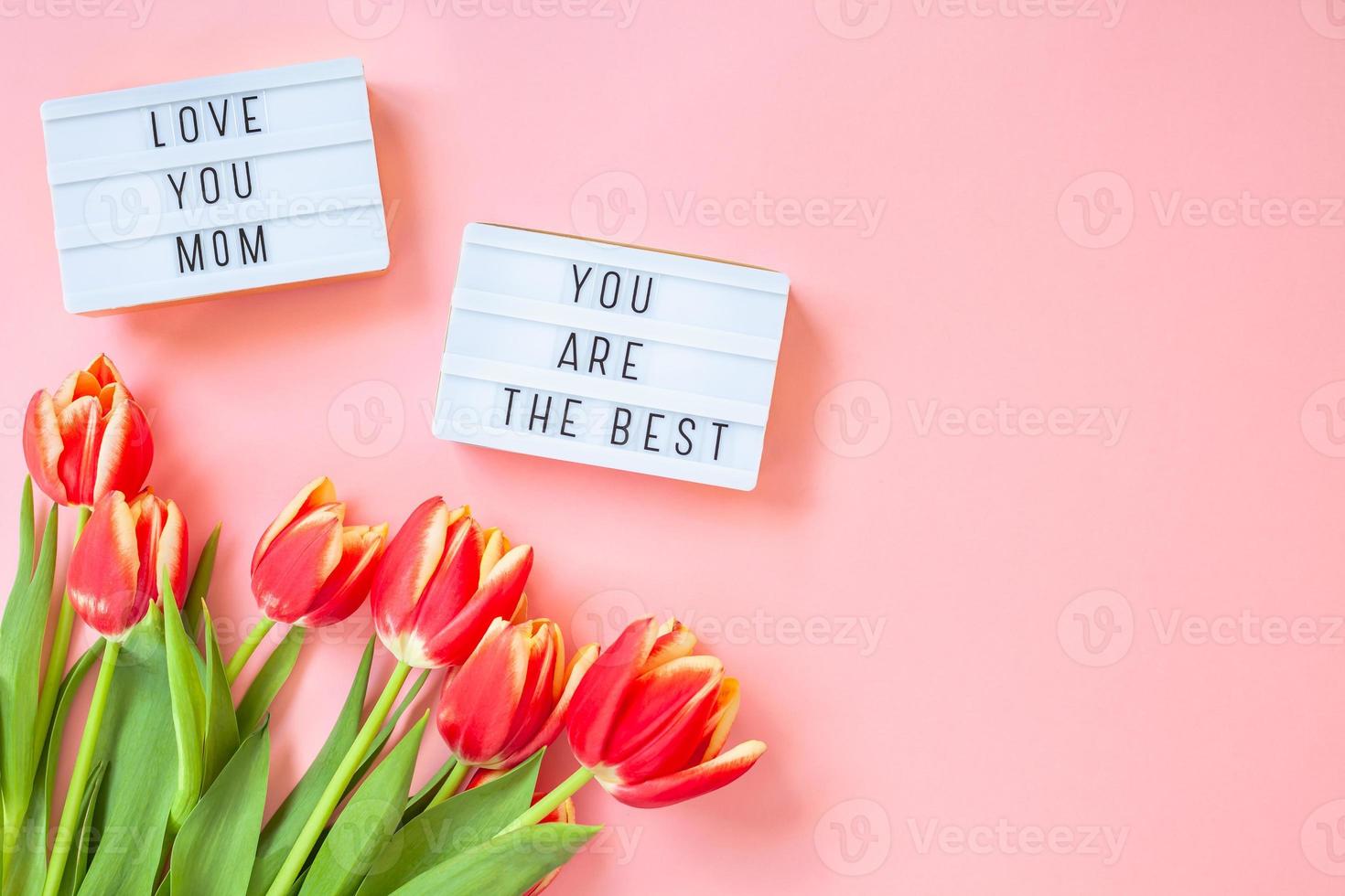 tarjeta de felicitación del día de la madre con flores de tulipán rojo foto