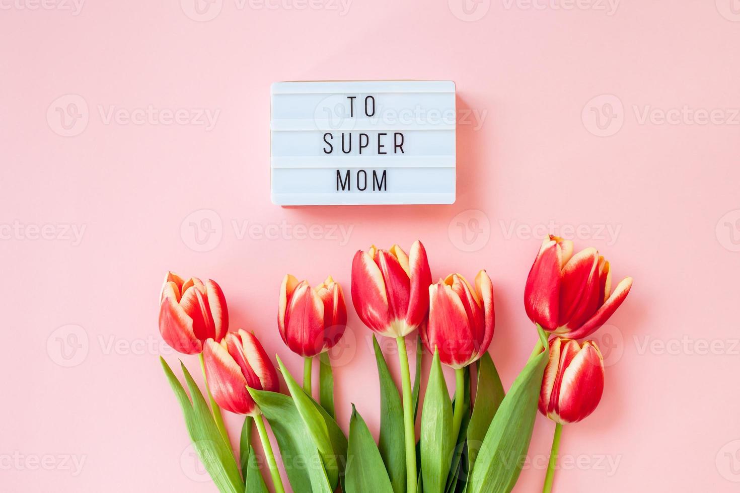 tarjeta de felicitación del día de la madre con flores de tulipán rojo foto