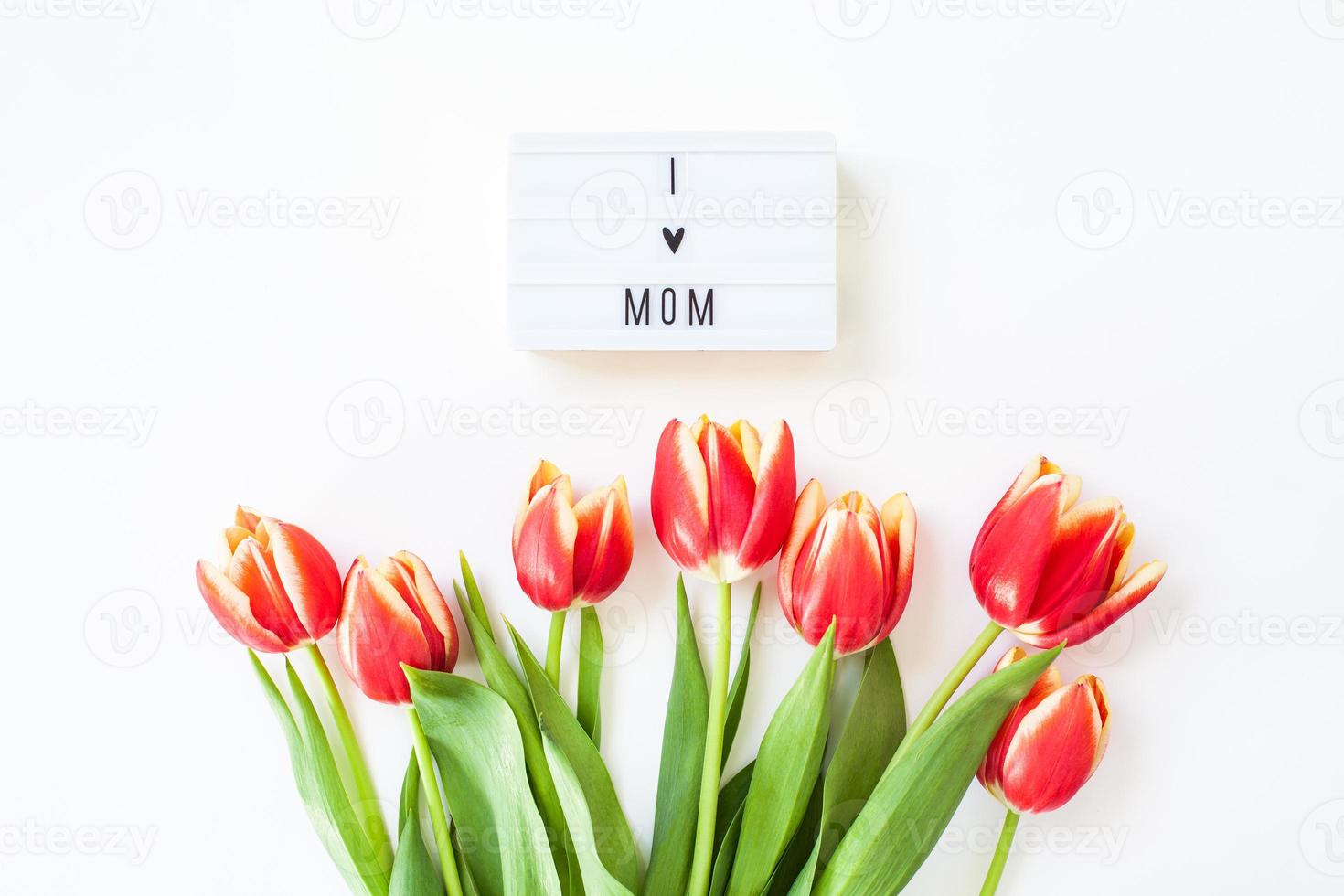 tarjeta de felicitación del día de la madre con flores de tulipán rojo foto