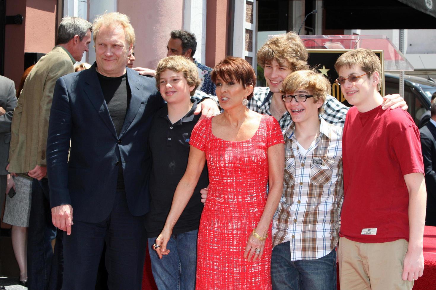 los angeles, 22 de mayo - david hunt, patricia heaton, sus cuatro hijos en la ceremonia en honor a patricia heaton con una estrella en el paseo de la fama de hollywood en hollywood boulevard el 22 de mayo de 2012 en los angeles, ca foto