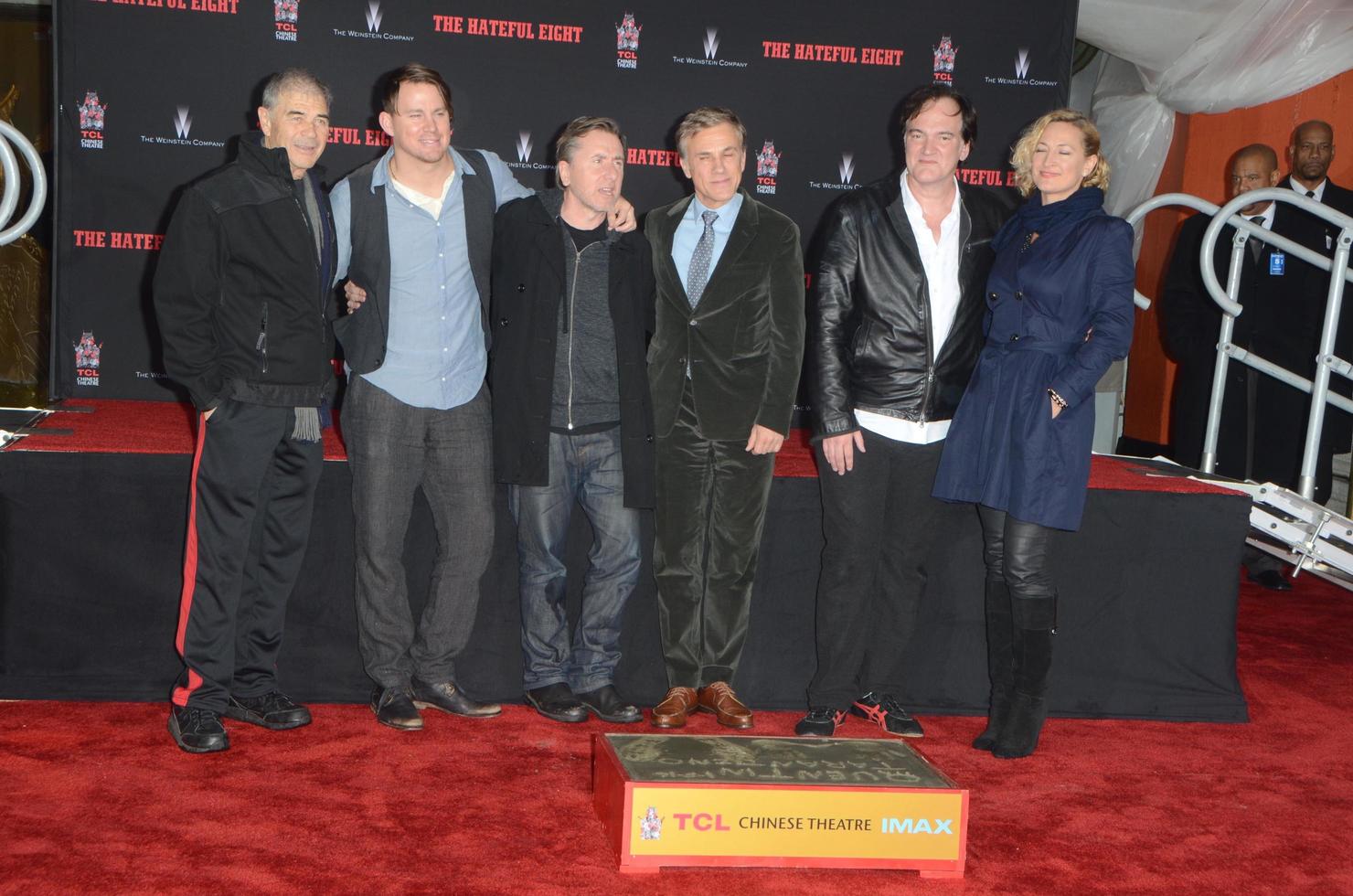 los angeles, 5 de enero - robert forster, channing tatum, tim roth, christoph waltz, quentin tarantino, zoe bell en la ceremonia de manos y huellas de quentin tarantino en el teatro chino tcl imax el 5 de enero de 2016 en los angeles, ca foto