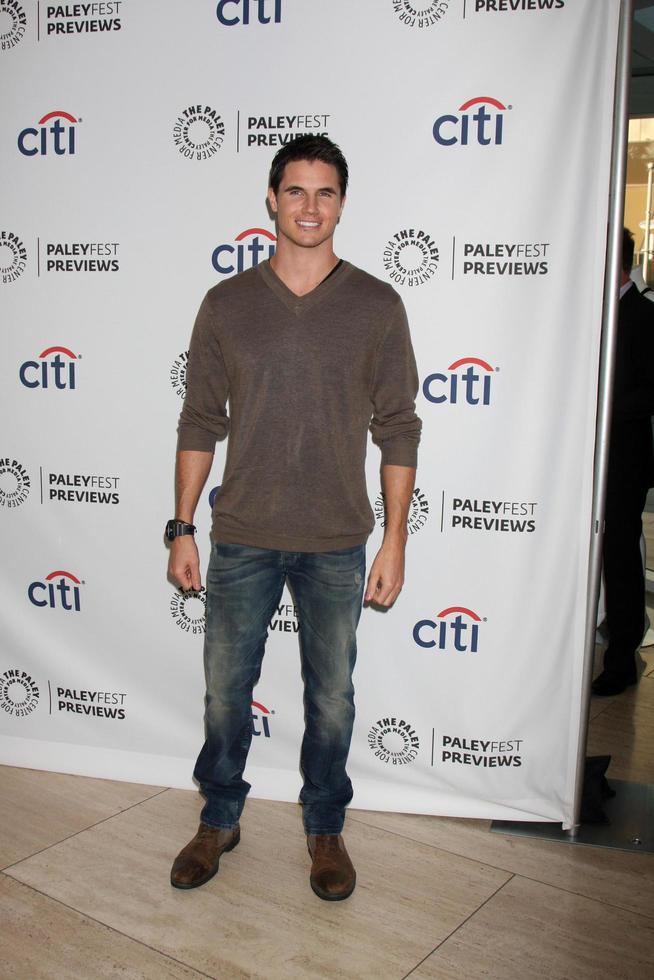 los ángeles, 7 de septiembre - robbie amell en los avances de paleyfest - fall tv cw, the tomorrow people at paley center for media el 7 de septiembre de 2013 en beverly hills, ca foto