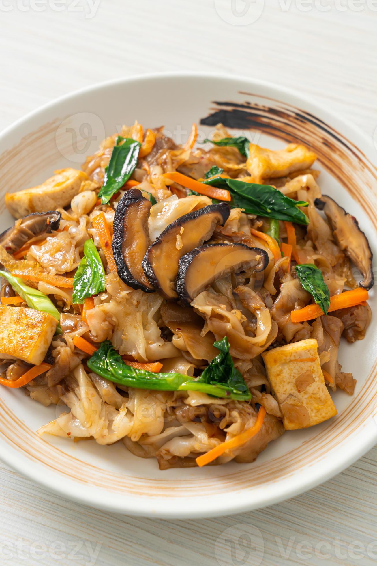 stir-fried noodles with tofu and vegetables 12336486 Stock Photo at
