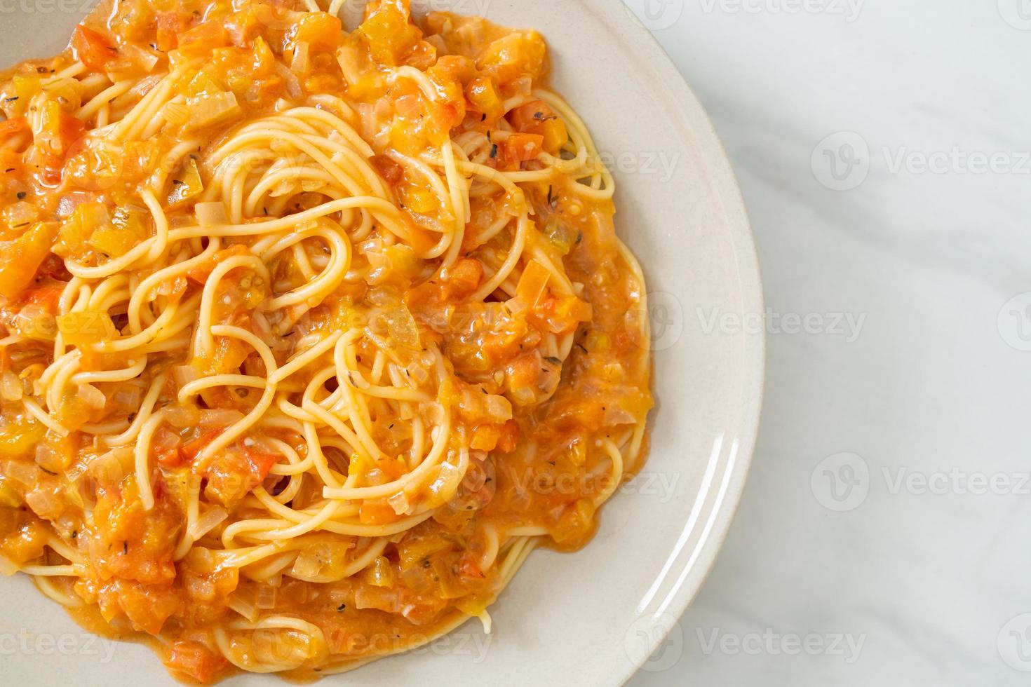 spaghetti pasta with creamy tomato sauce photo