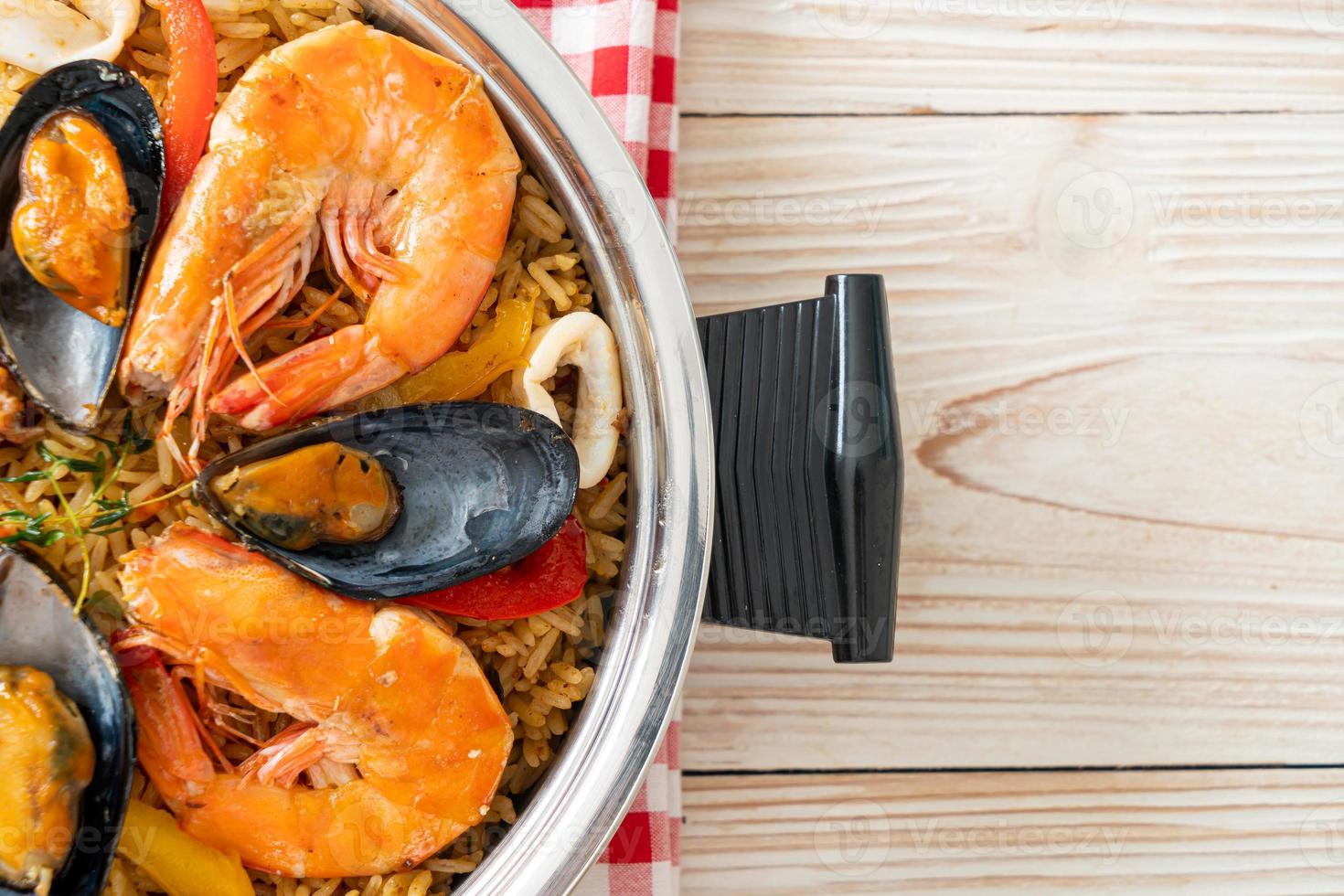 paella de marisco con gambas, almejas, mejillones sobre arroz con azafrán foto