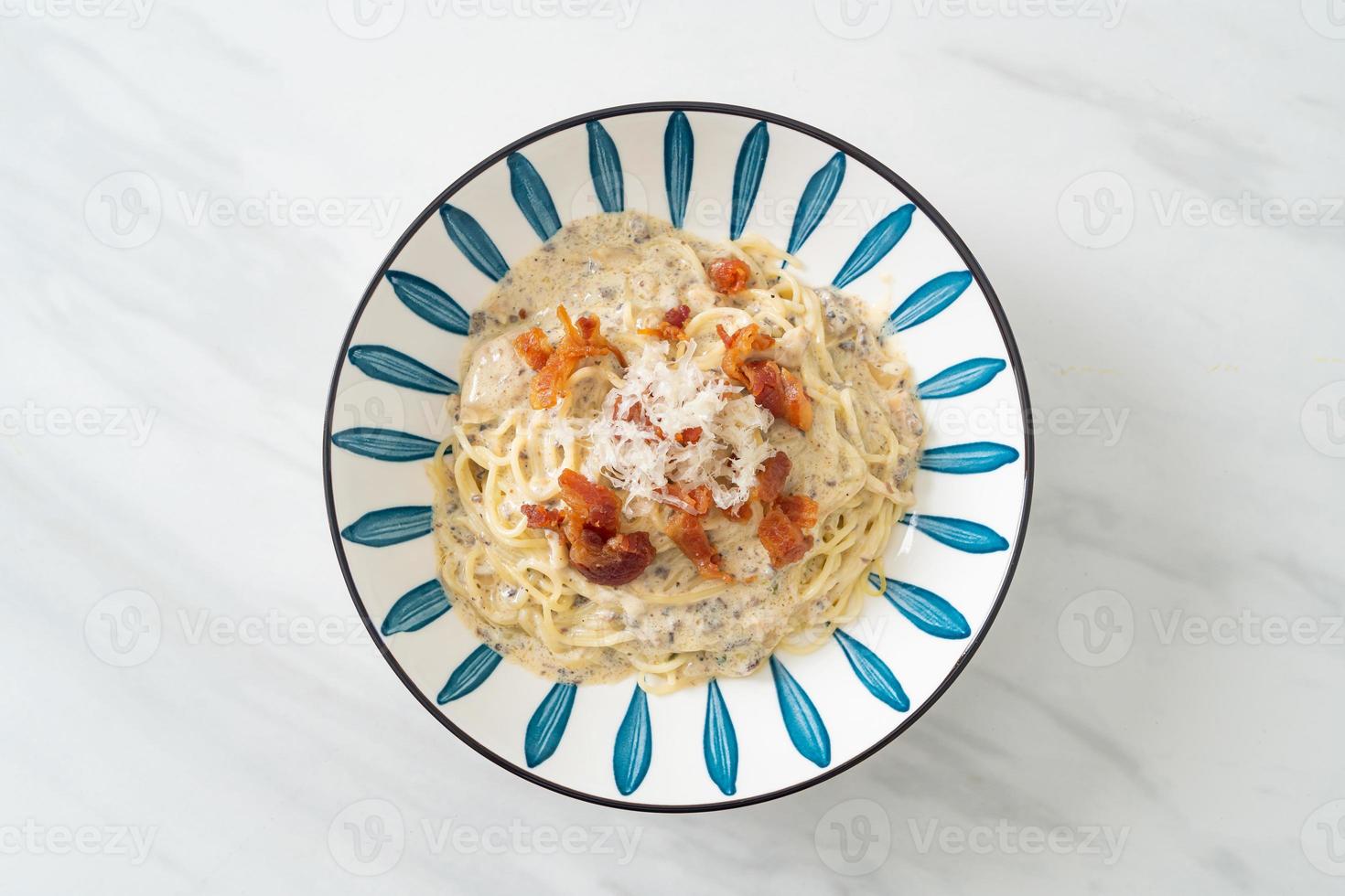 spaghetti with truffle cream sauce and mushroom photo