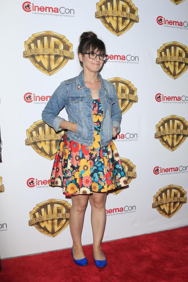 las vegas, 12 de abril - doug sweetland, brad lewis, nicholas stoller, katie crown, andy samberg en la presentación de imágenes de warner bros en cinemacon en el caesars palace el 12 de abril de 2016 en las vegas, ca foto