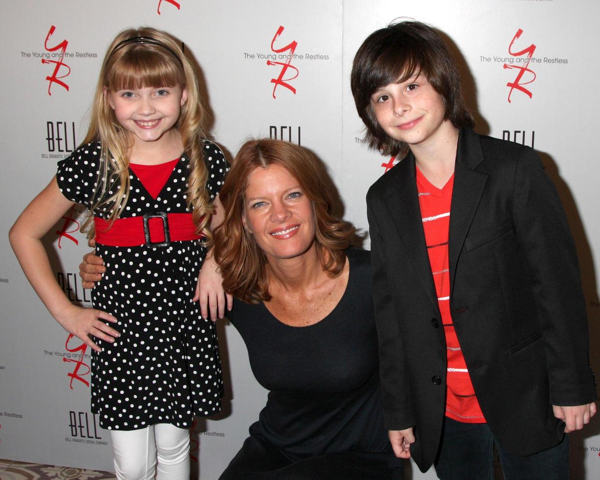 los angeles, 16 de marzo - samantha bailey, michelle stafford, robbie tucker llega a la joven e inquieta fiesta del 39 aniversario organizada por la familia bell en el palihouse el 16 de marzo de 2012 en west hollywood, ca foto