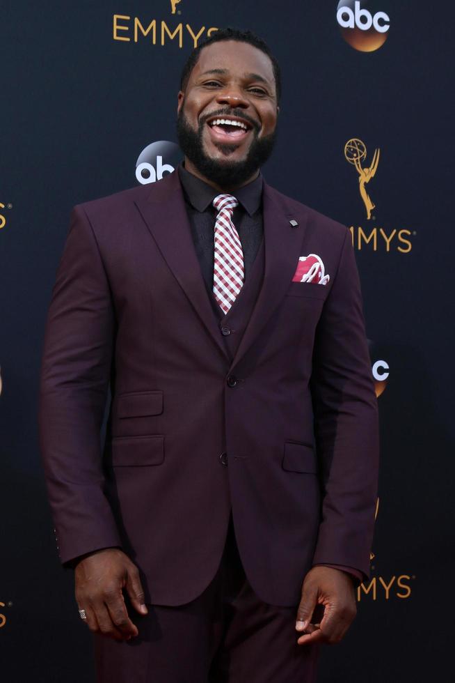 los angeles, 18 de septiembre - malcolm-jamal warner en los premios emmy en horario estelar de 2016, llegadas al microsoft theater el 18 de septiembre de 2016 en los angeles, ca foto