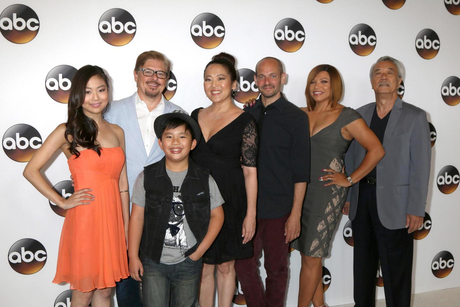 los angeles, 4 de agosto - krista yu, dave foley, albert tsai, suzy nakamura, jonathan slavin, tisha campbell-martin, dana lee en la fiesta abc tca summer 2016 en el beverly hilton hotel el 4 de agosto de 2016 en beverly hills, ca foto