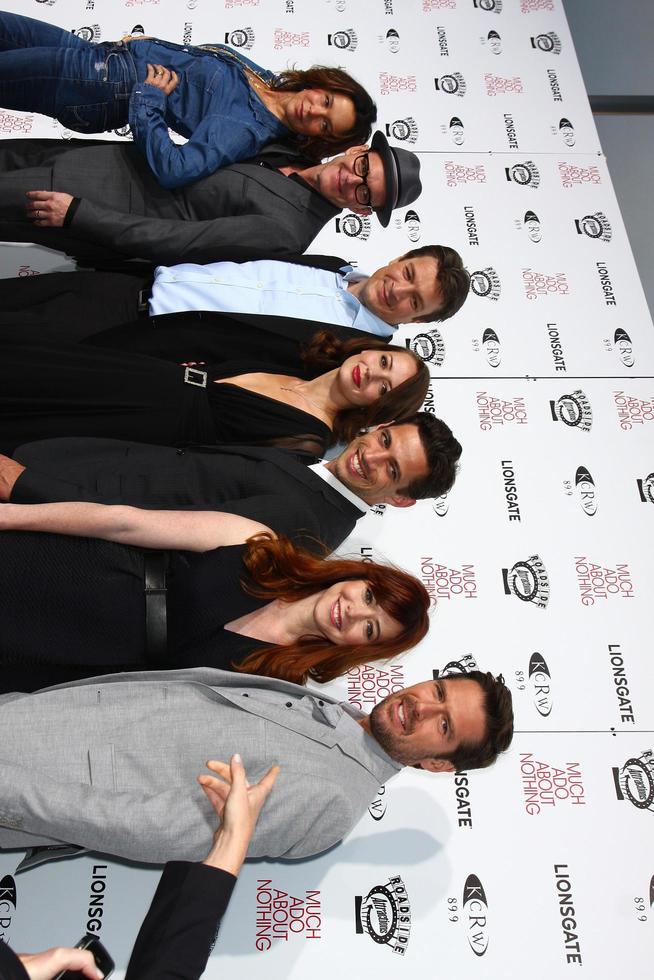 los angeles, jun 5 - jennifer grey, clark gregg, nathan fillion, amy acker, james carpinello, alyson hannigan, alexis denisof llega al mucho ruido y pocas nueces la premiere en los oscar al aire libre en academy hollywood el 5 de junio de 2013 en los angeles , ca foto