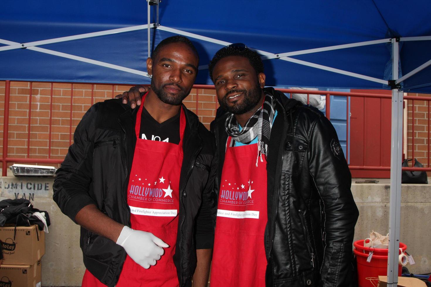 los angeles, 18 de noviembre - donovan mccrary, los hermanos darius mccrary llegan al departamento de bomberos de la cámara de comercio de hollywood 2010 y al almuerzo de apreciación de la policía en la estación de policía de wilcox el 18 de noviembre de 2010 en los angeles, ca foto