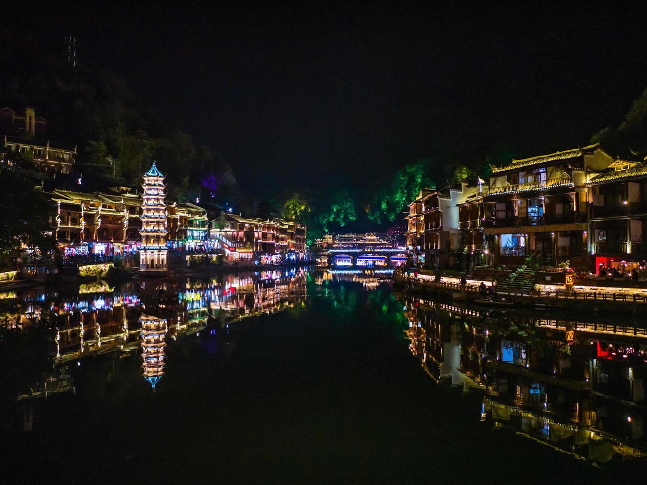 vista del paisaje en la noche del casco antiguo de fenghuang. la ciudad antigua de phoenix o el condado de fenghuang es un condado de la provincia de hunan, china foto