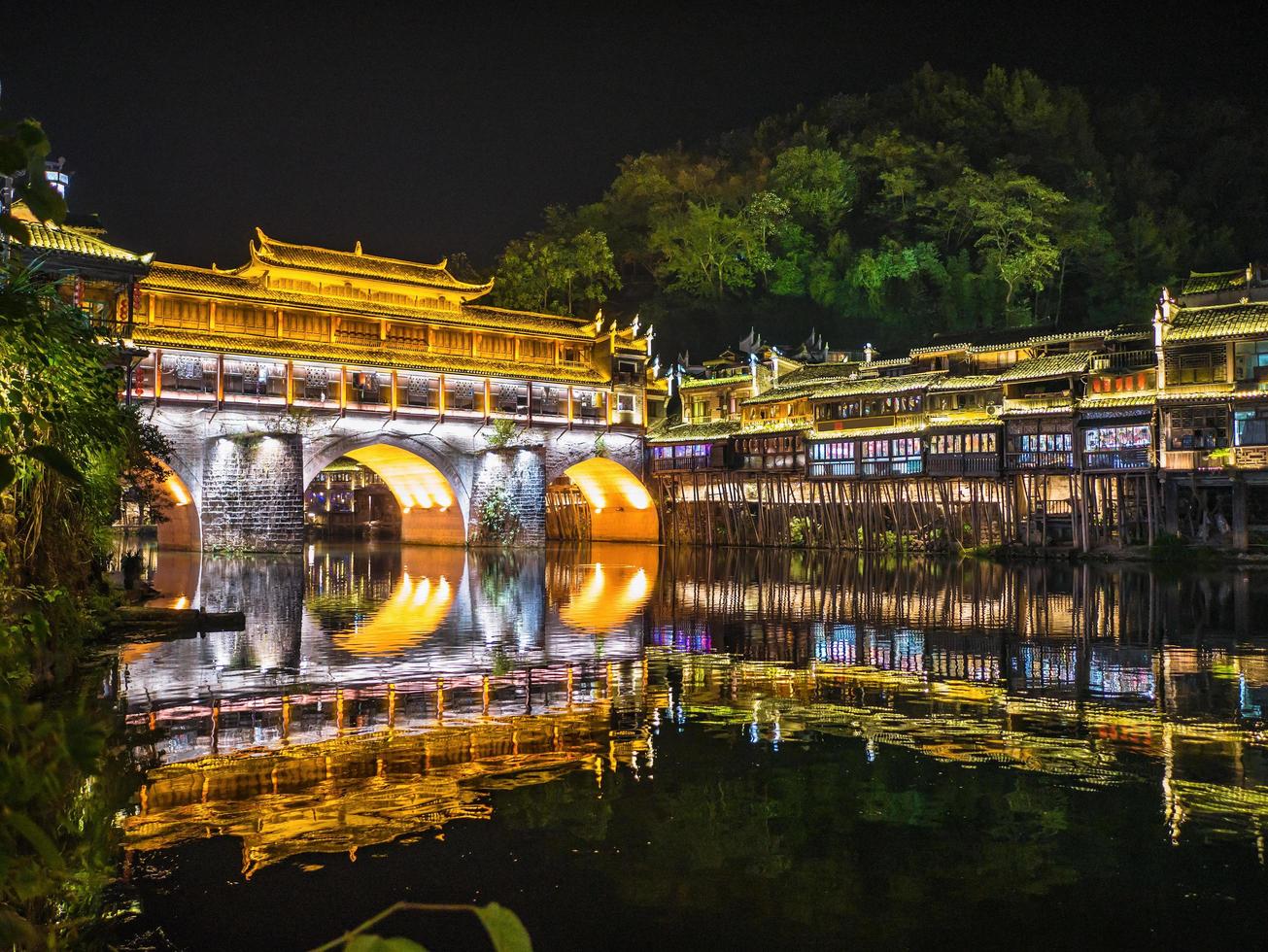 vista del paisaje en la noche del casco antiguo de fenghuang. la ciudad antigua de phoenix o el condado de fenghuang es un condado de la provincia de hunan, china foto