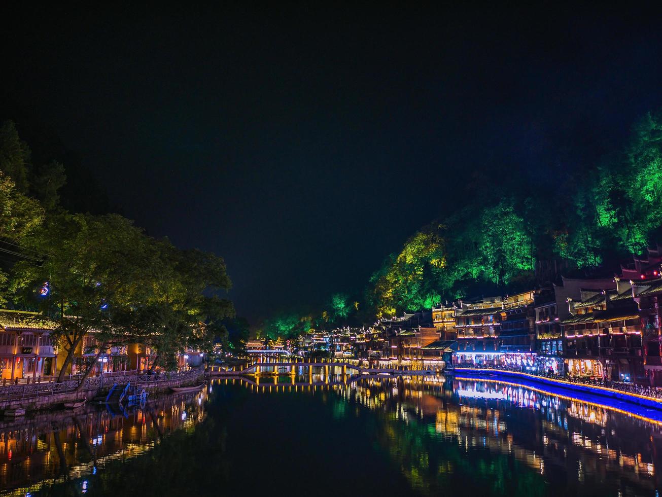 vista del paisaje en la noche del casco antiguo de fenghuang. la ciudad antigua de phoenix o el condado de fenghuang es un condado de la provincia de hunan, china foto