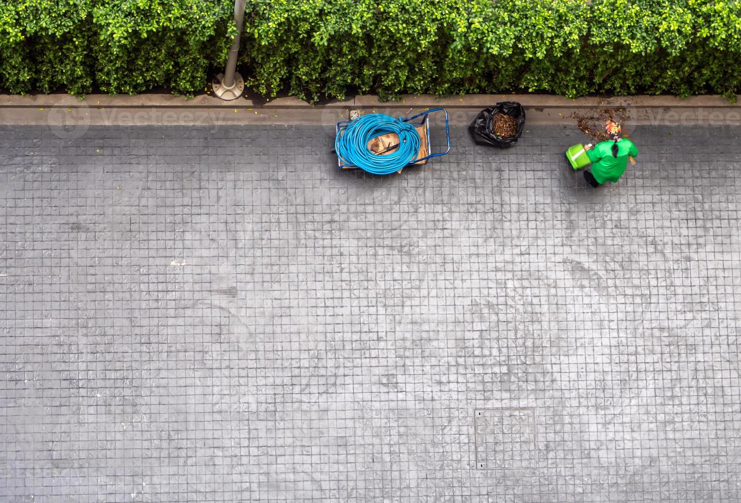 directamente arriba ver al trabajador de limpieza de calles foto