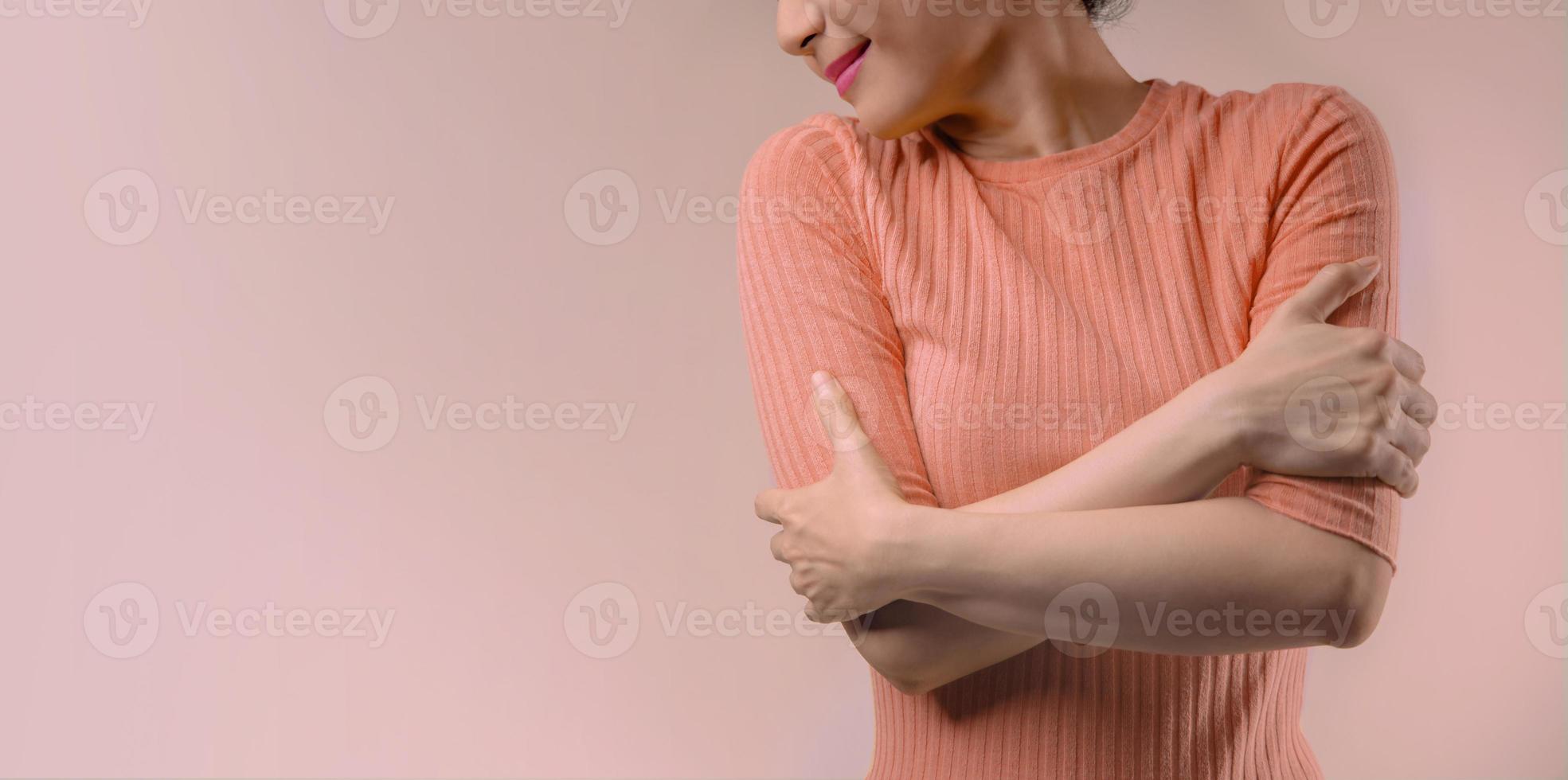 ámate a ti mismo concepto. mujer sonriente abrazándose y abrazándose a sí misma. mente positiva. bienestar salud mental. soltera en san valentin foto