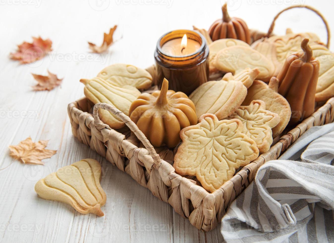 galletas con forma de calabaza y hojas sobre fondo de madera rústica foto