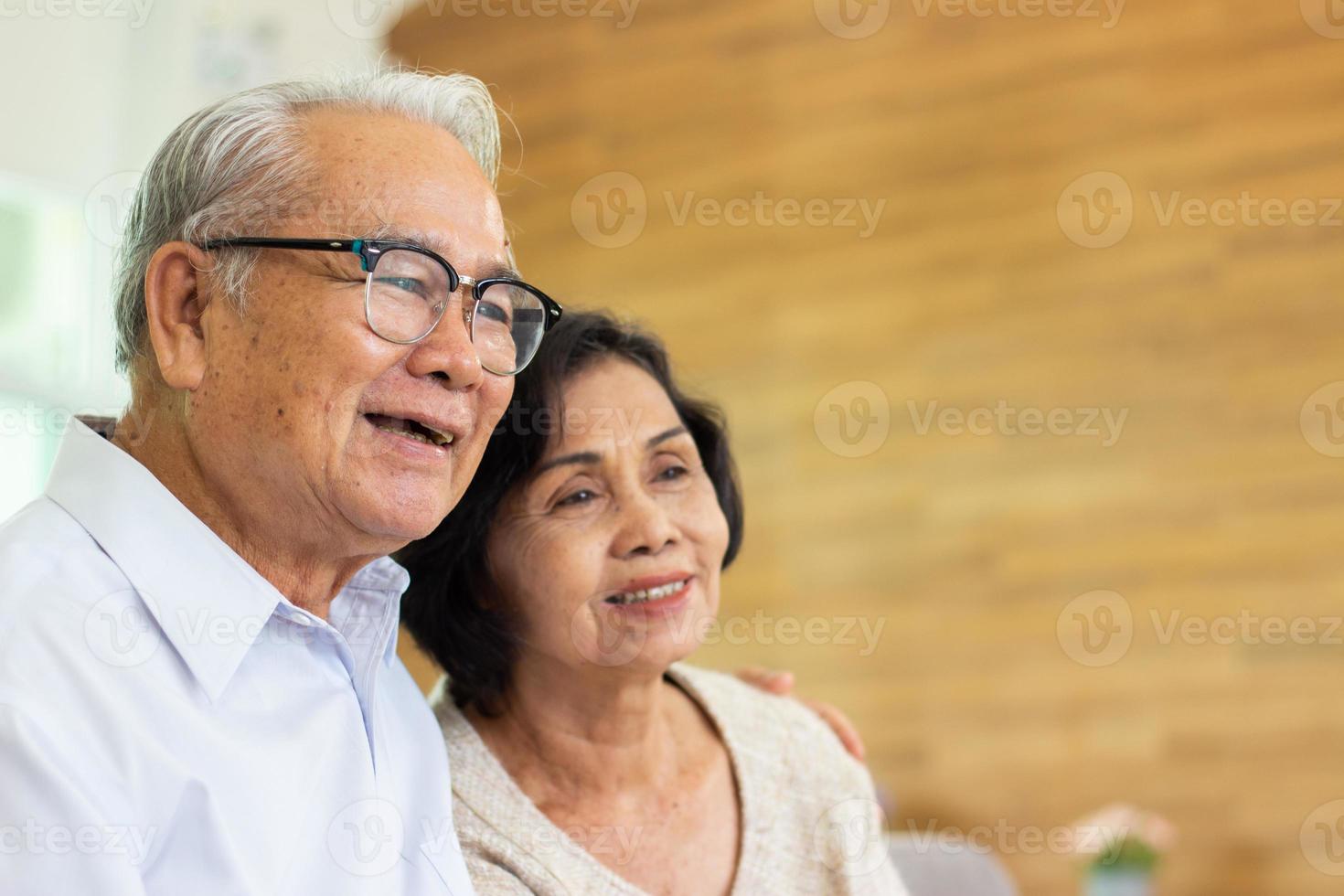 concepto de atención domiciliaria de ancianos. pareja de ancianos mujer asiática están sentados juntos felizmente. foto