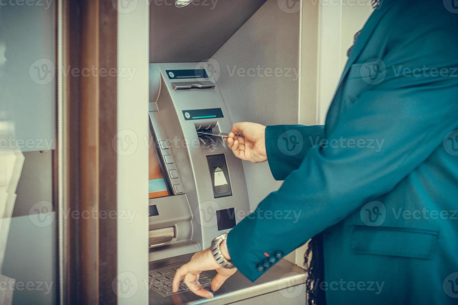 retirar dinero de cajero automático. foto