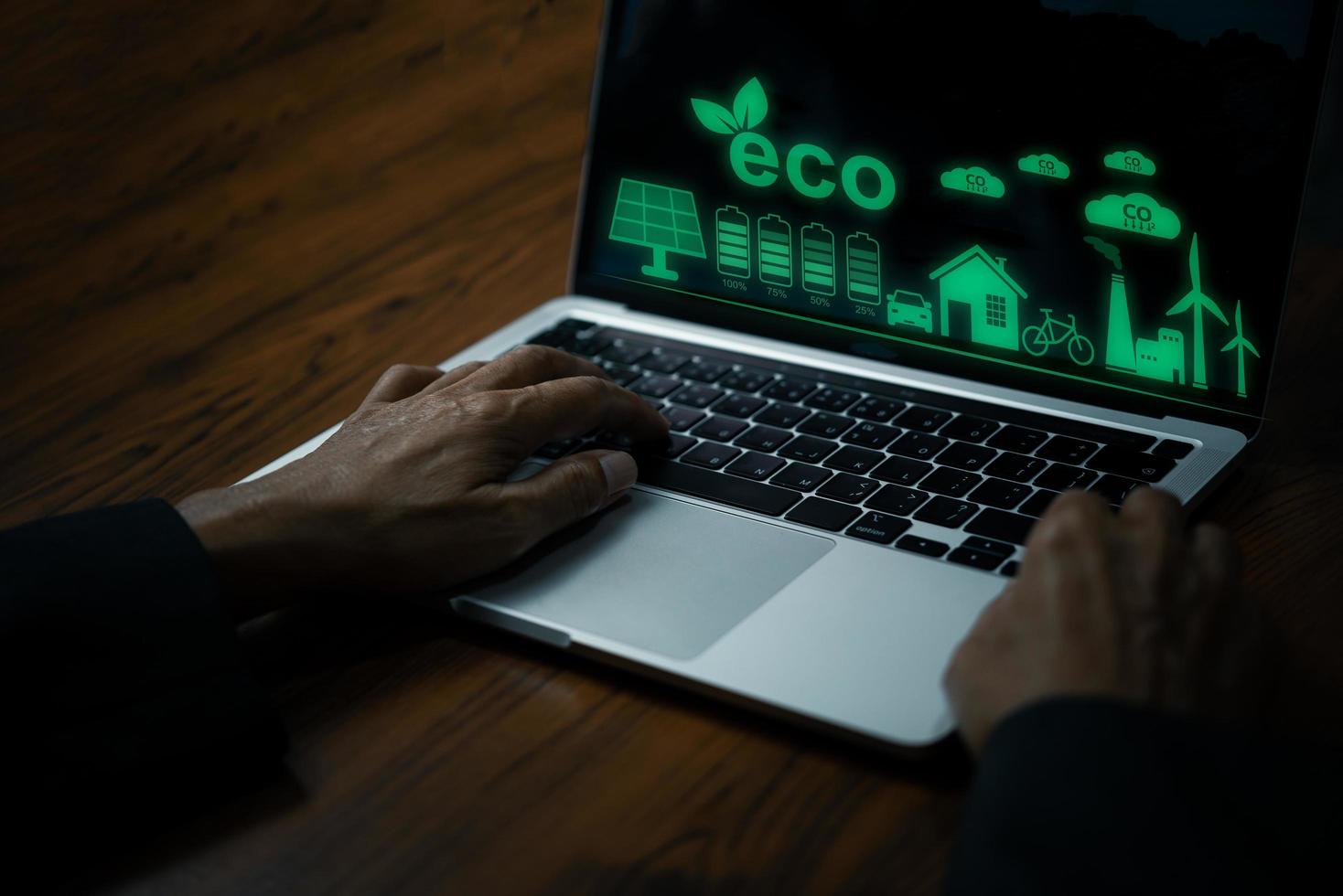 conservación de la empresa ecológica contabilidad futura estrategia energética desarrollo de la industria contaminación ambiental concepto de negocio de tecnología de computadora portátil de computadora virtual. foto