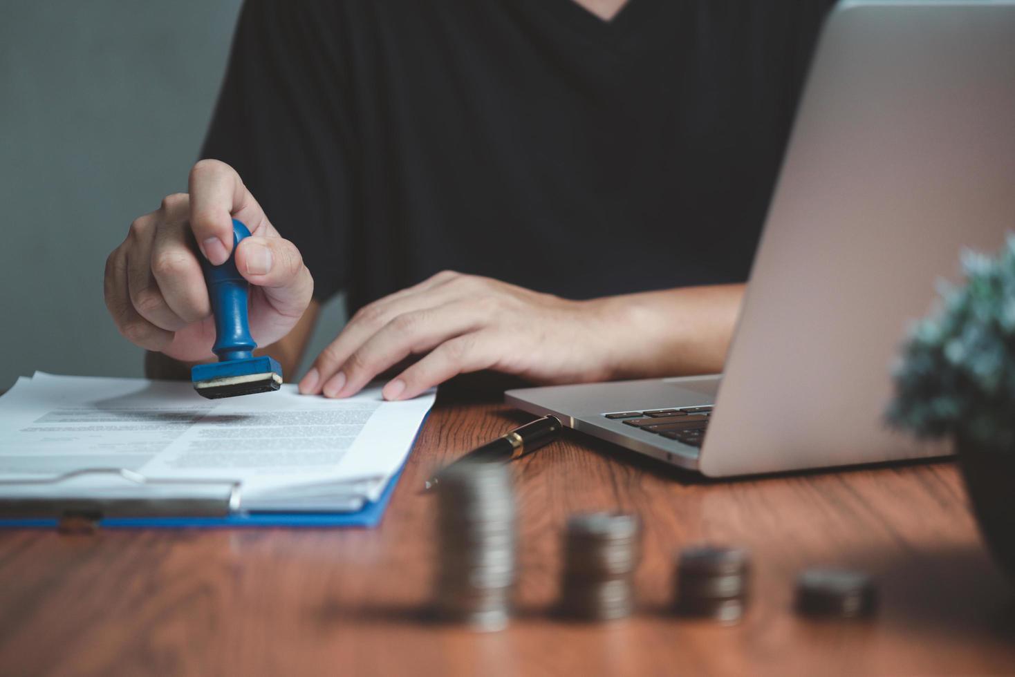 firma aprobación registro documentos sello confirmación ocupación firma. concepto de trabajo de papel de finanzas de estampado de mano de hombre de negocios. foto