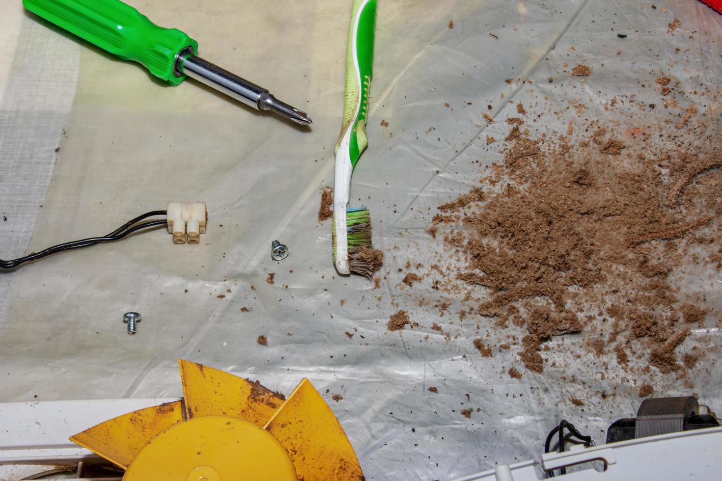 suciedad seca y polvo limpiado de un extractor de cocina. de cerca. concepto de purificación de aire foto