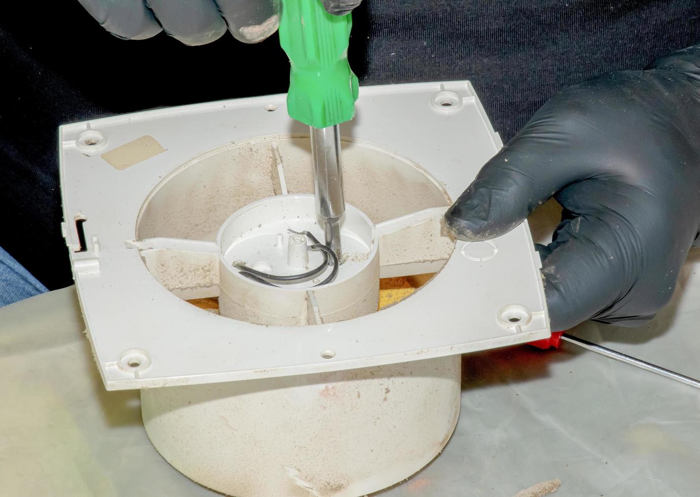 primer plano de un extractor de cocina muy sucio. ventilador antes de la limpieza y el lavado preventivos. proceso de desmontaje foto