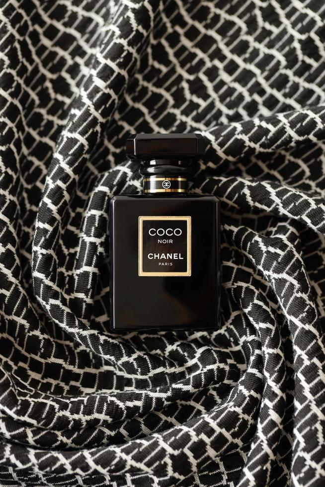 TERNOPIL, UKRAINE - SEPTEMBER 2, 2022 Coco Noir Chanel Paris worldwide  famous french perfume black bottle on shiny glitter background in golden  colors 13586426 Stock Photo at Vecteezy