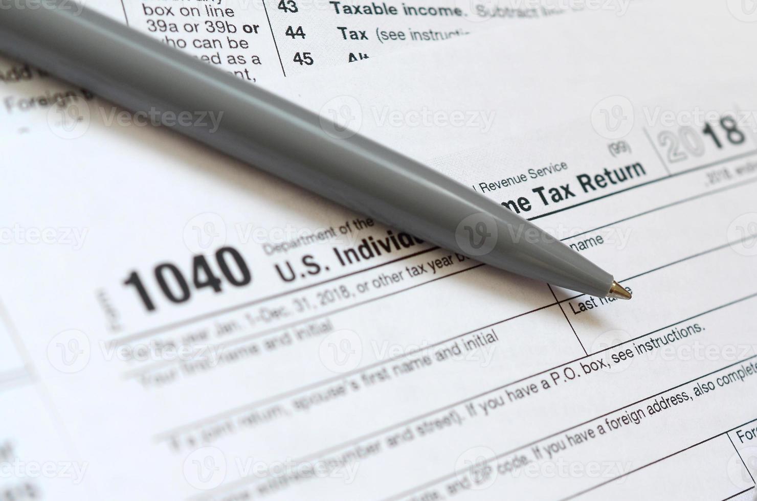 el bolígrafo se encuentra en el formulario de impuestos 1040 us declaración de impuestos sobre la renta individual. la hora de pagar impuestos foto