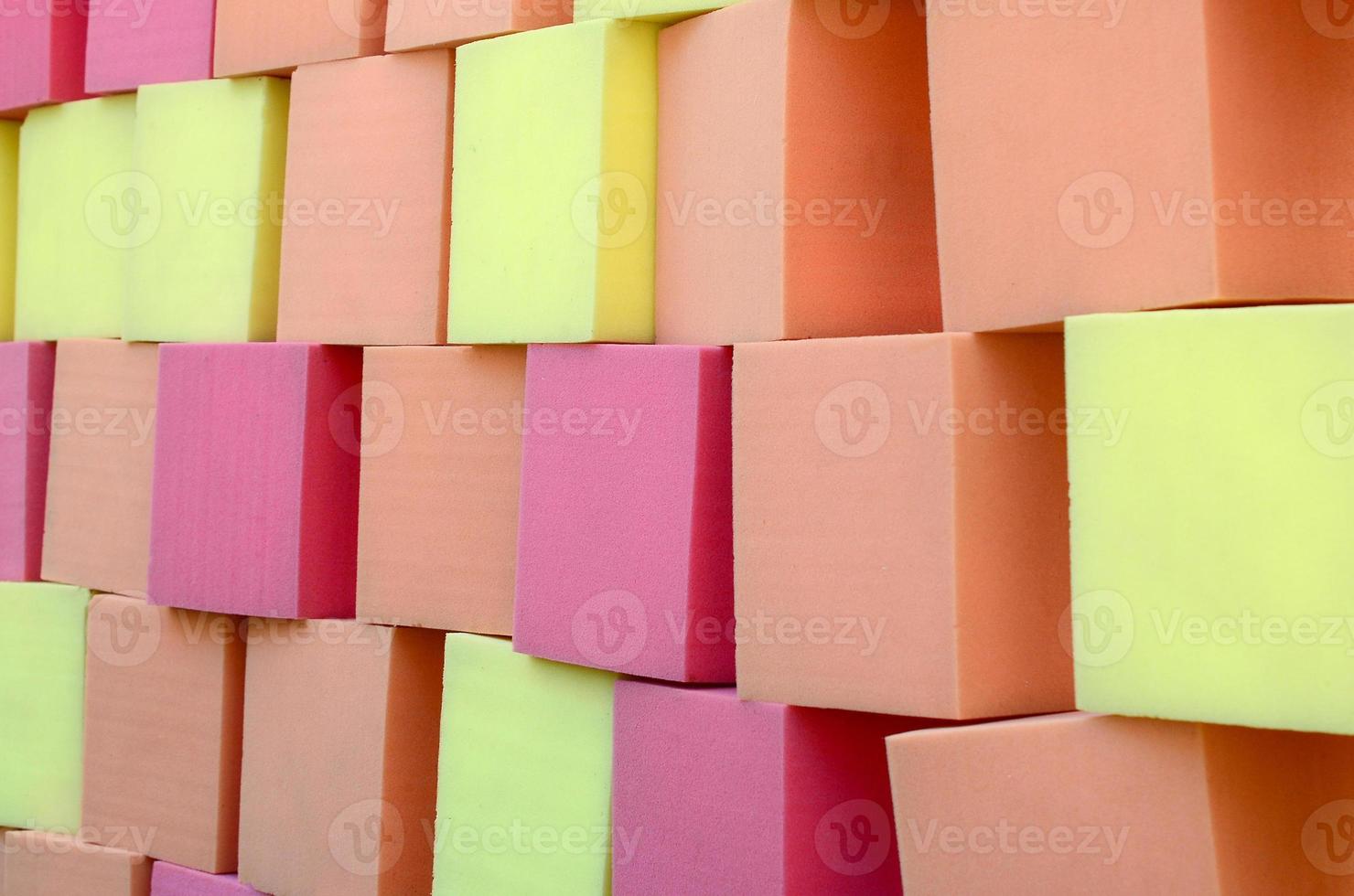 pared de cubos blandos de paralon en piscina seca, cama elástica en el centro infantil foto