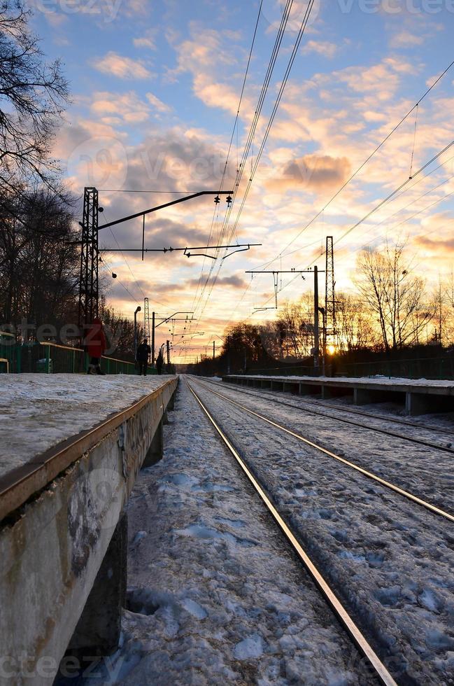 paisaje de invierno por la noche con la estación de tren foto