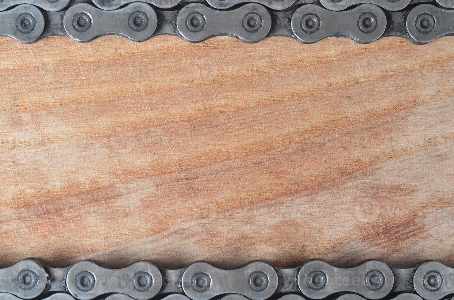 cadena sucia y aceitosa de una bicicleta de montaña sobre una mesa de madera en una tienda de bicicletas foto