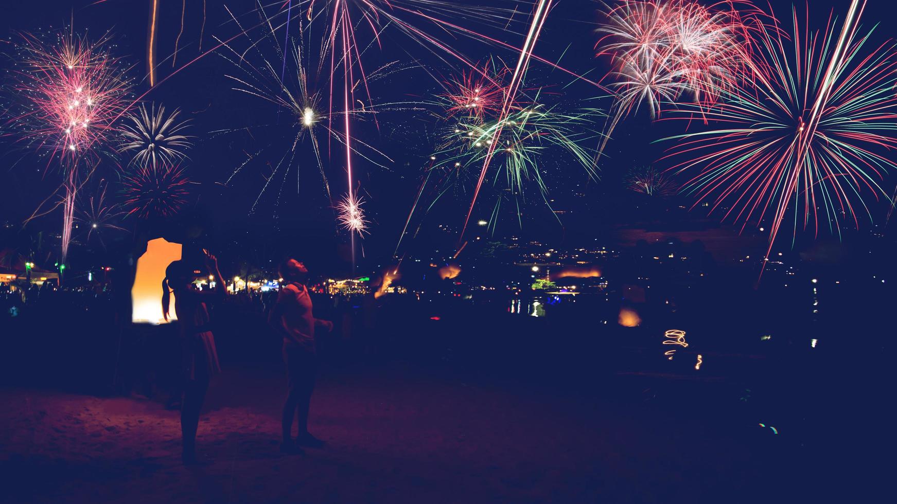 Fuegos artificiales de año nuevo en la playa. foto