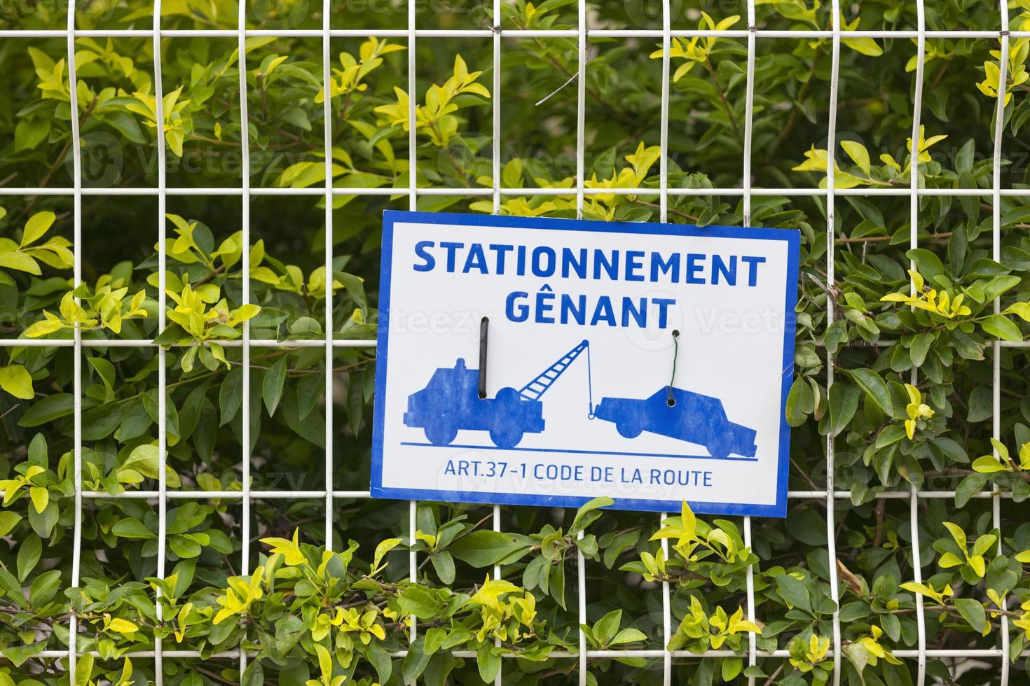 French obstructive parking sign on a fence photo