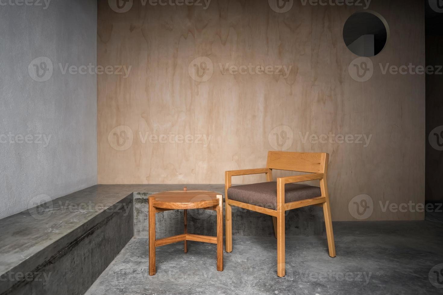 mesa auxiliar con tapa de terrazo y base de madera, silla de madera maciza o de madera dura foto