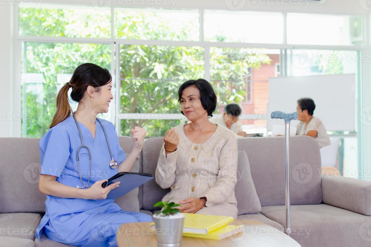 concepto de atención domiciliaria de ancianos. el personal explicó a los ancianos que firmaron un contrato de tratamiento médico, un formulario de acuerdo de servicio de hogar de ancianos. foto