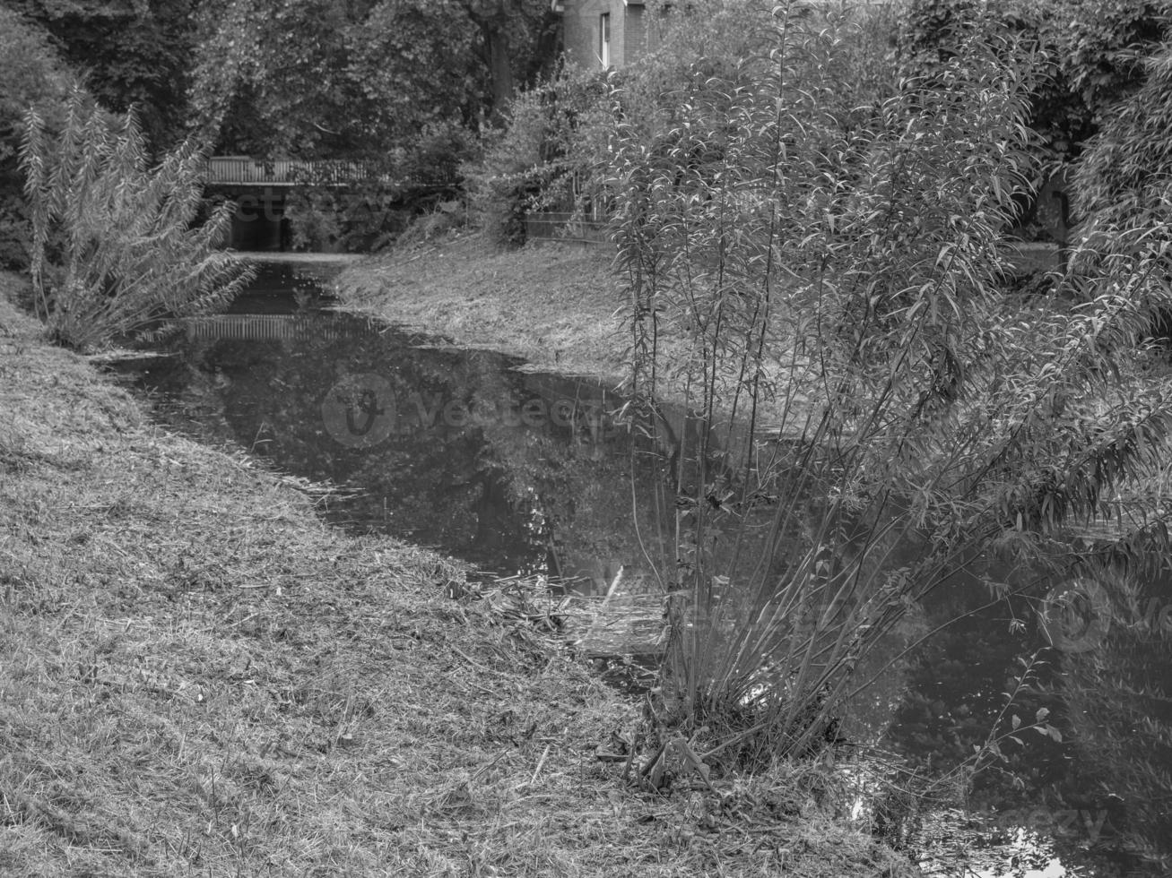 la ciudad de coesfeld en el río berkel en alemania foto