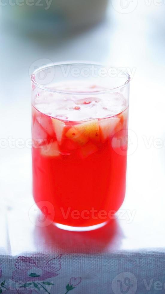 enfoque selectivo, bebida alcohólica de tequila, manzana y piña, limón y sal para beber con tequila, en un vaso foto